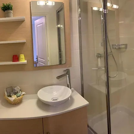 Adeline : 2 Chambres Au Calme, Situation Parfaite Entre Et Village, Avec Vue Lac, Piscine, Jardin